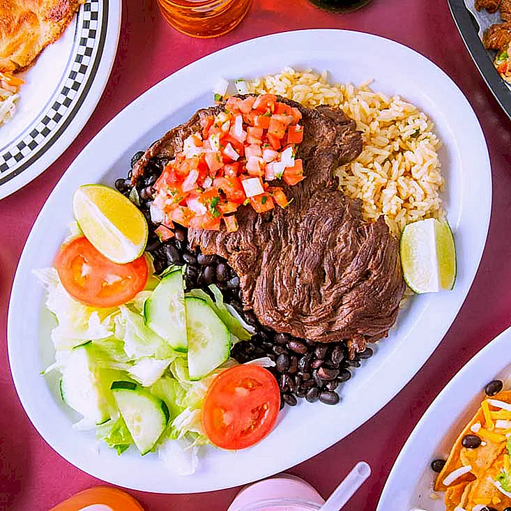 Tradiconal Plato de comida del Salvador muy cercano a ti